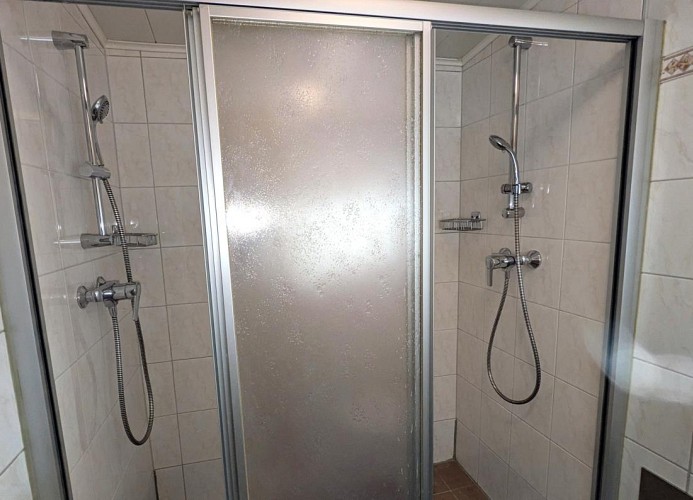 Doppeldusche links + WC